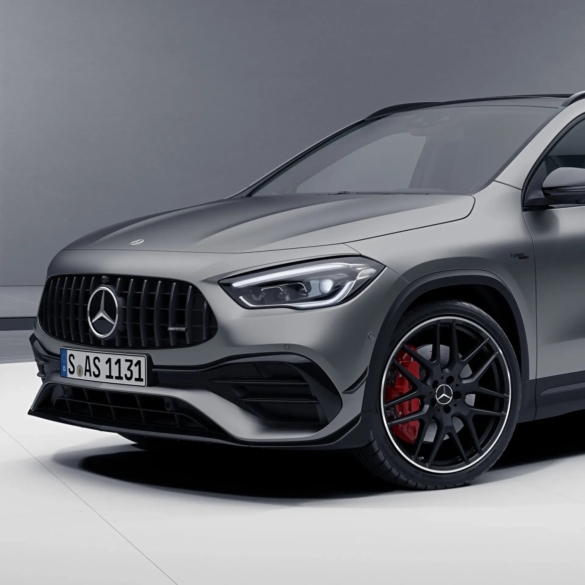 Черная глянцевая решетка Panamericana Mercedes-AMG GLA 45 H247 Night Package II — фото 3