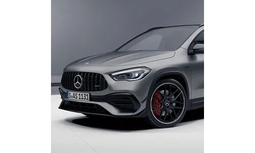 Черная глянцевая решетка Panamericana Mercedes-AMG GLA 45 H247 Night Package II — фото 3