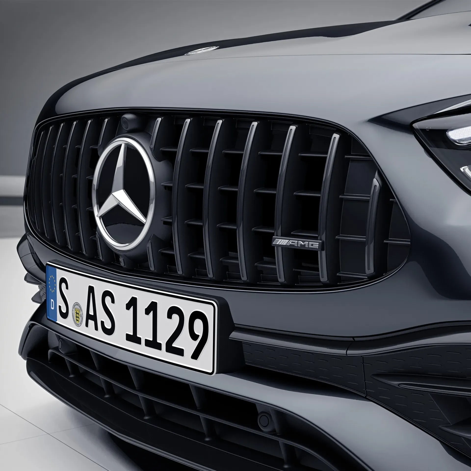 Черная глянцевая решетка Panamericana Mercedes-AMG GLA 45 H247 Night Package II — фото 4