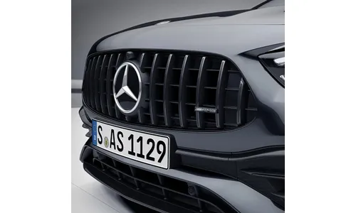 Черная глянцевая решетка Panamericana Mercedes-AMG GLA 45 H247 Night Package II — фото 4