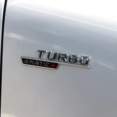 Комплект шильдиков Turbo 4Matic+ AMG на крылья, хром на черном фоне, 2 шт. — фото 1