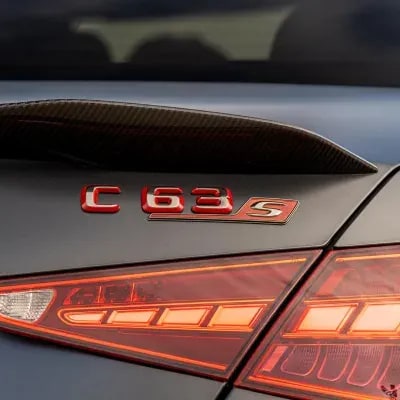 Шильдик C63 S E Mercedes-Benz C-Класс W206 на крышку багажника, хромированный с красной отделкой — фото 1