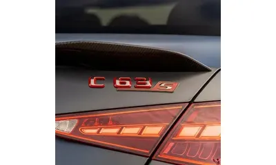Шильдик C63 S E Mercedes-Benz C-Класс W206 на крышку багажника, хромированный с красной отделкой — фото 1