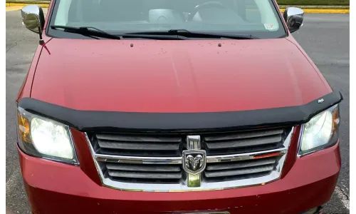 Защитный дефлектор капота AVS BugFlector II для Grand Caravan 2008-10 годов выпуска — фото 1