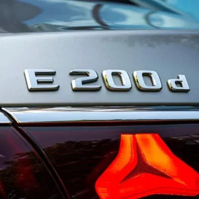 Шильдик E 200d Mercedes-Benz E W214, хромированный — фото 1
