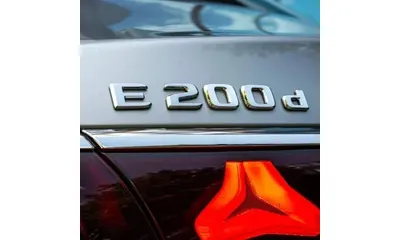 Шильдик E 200d Mercedes-Benz E W214, хромированный — фото 1