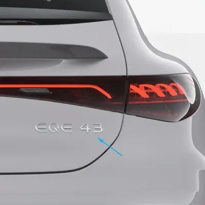 Шильдик EQE 43 AMG Mercedes-Benz EQE W295 на крышку багажника, серебристый — фото 1