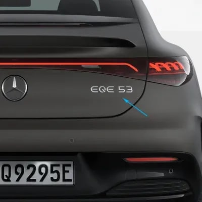 Серебристый шильдик EQE 53 Mercedes-Benz EQE V295 на крышку багажника — фото 1