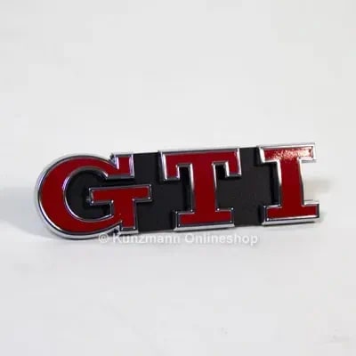 Красно-хромированная эмблема GTI Performance на решетку Volkswagen Golf VII GTI — фото 1