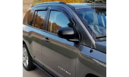 Вентиляционные козырьки противодымные AVS накладные для внедорожника Jeep Compass 2011-2016 годов выпуска — фото 1