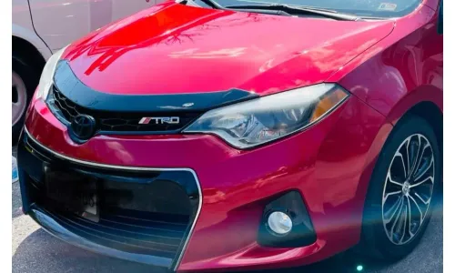 Защита капота дефлектор AVS Smoke AeroSkin для Toyota Corolla 14–17 годов выпуска — фото 1