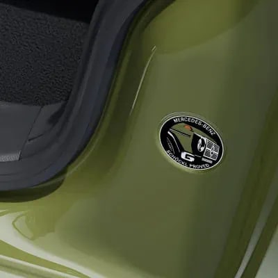 Комплект шильдиков STRONGER THAN THE 1980s Mercedes-Benz G-Класс W465, зеленый, 2 шт. — фото 1