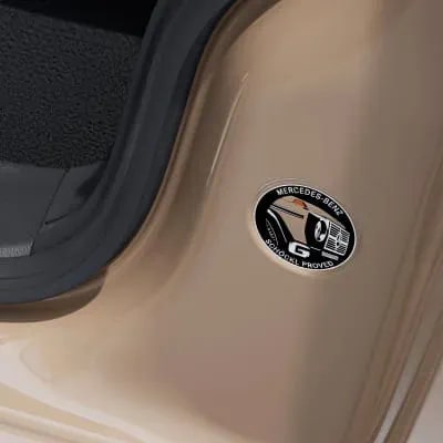 Комплект шильдиков STRONGER THAN THE 1980s Mercedes-Benz G-Класс W465, бежевый Colorado Beige, 2 шт. — фото 1
