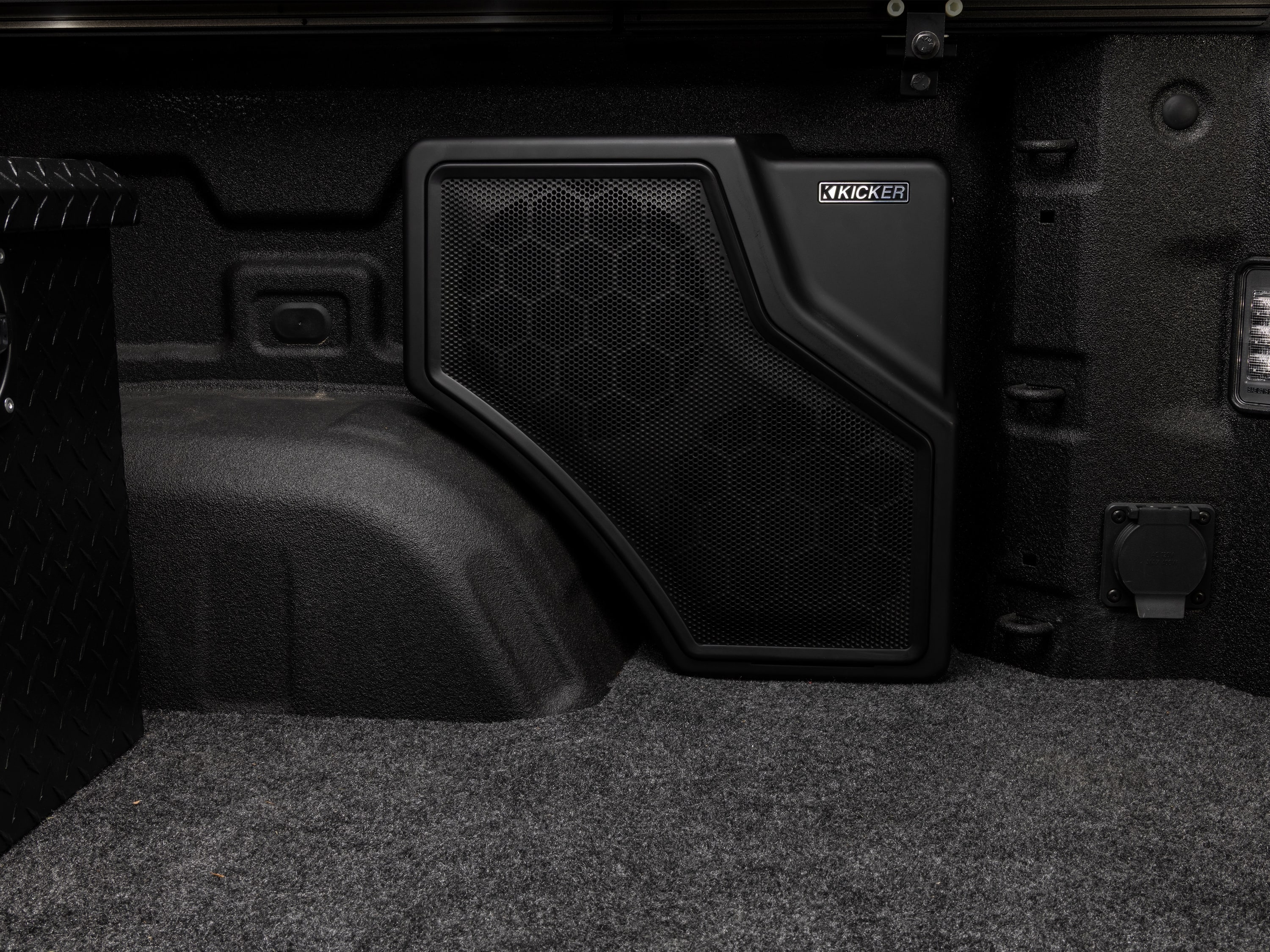 Сабвуфер KICKER в боковину грузовой платформы, GM — фото 4