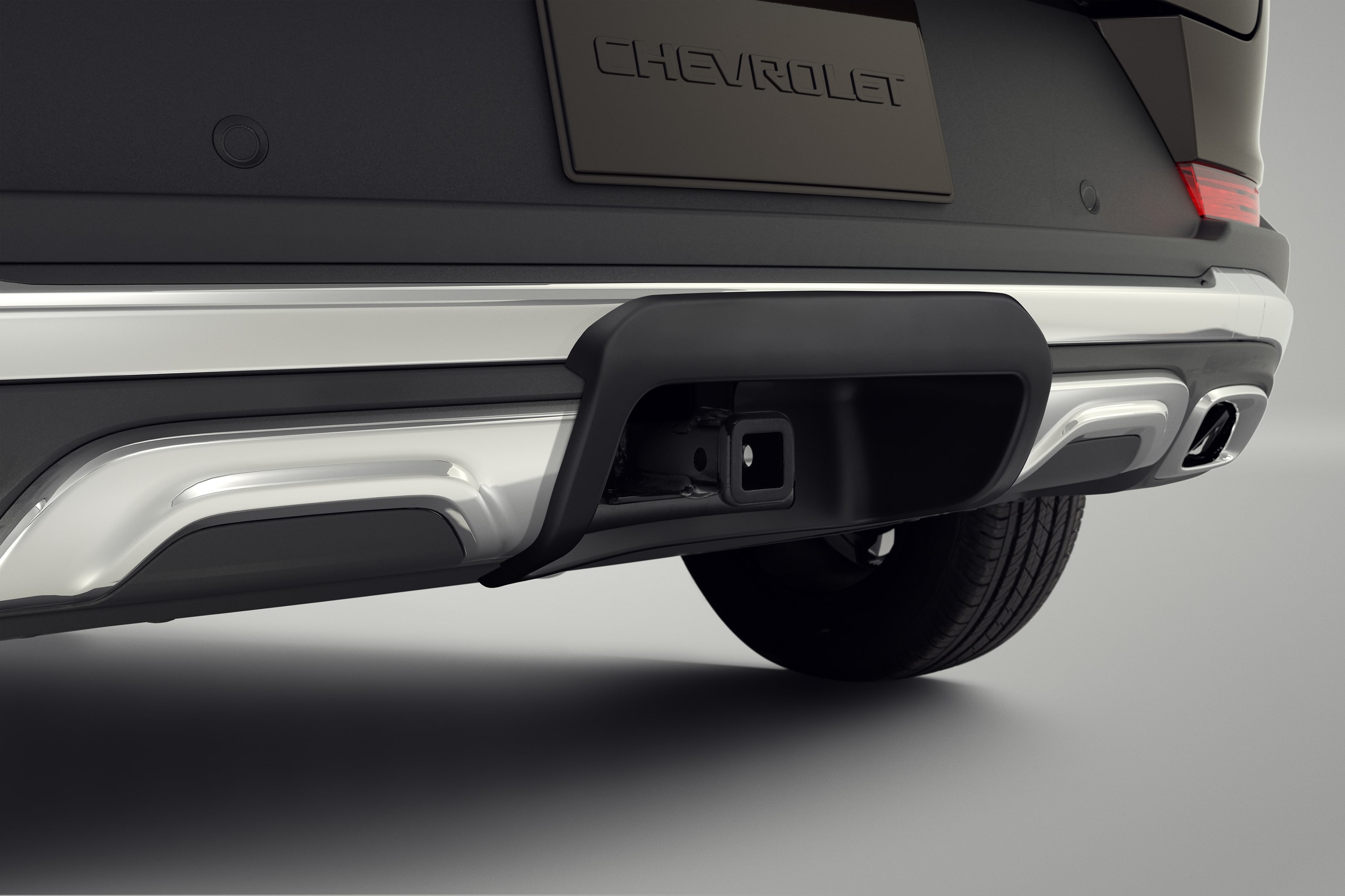 Окантовка проёма фаркопа для Chevrolet Trailblazer III ACTIV, цвет чёрный, GM — фото 1