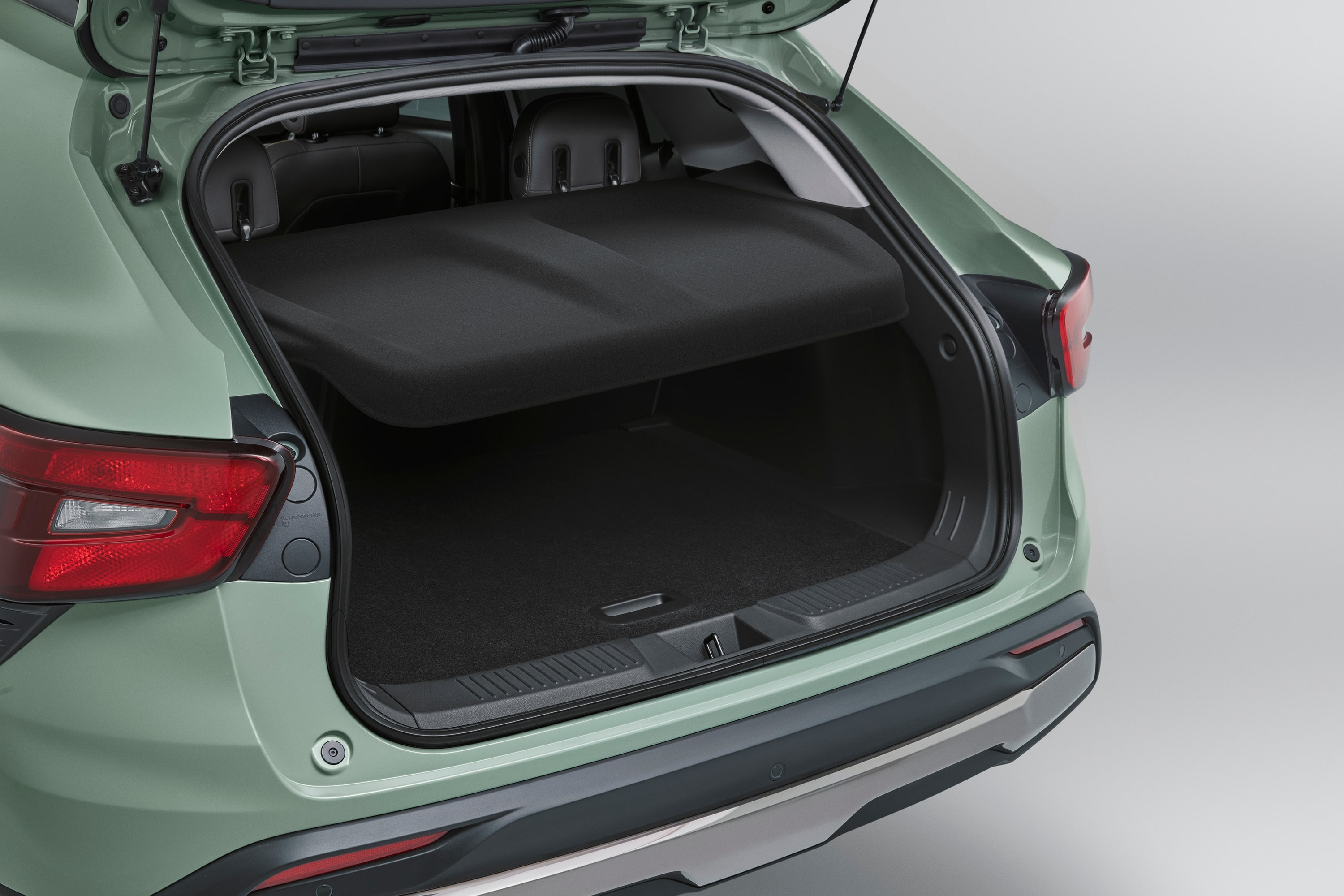 Шторка багажника для Chevrolet Trax II, цвет чёрный, GM — фото 1