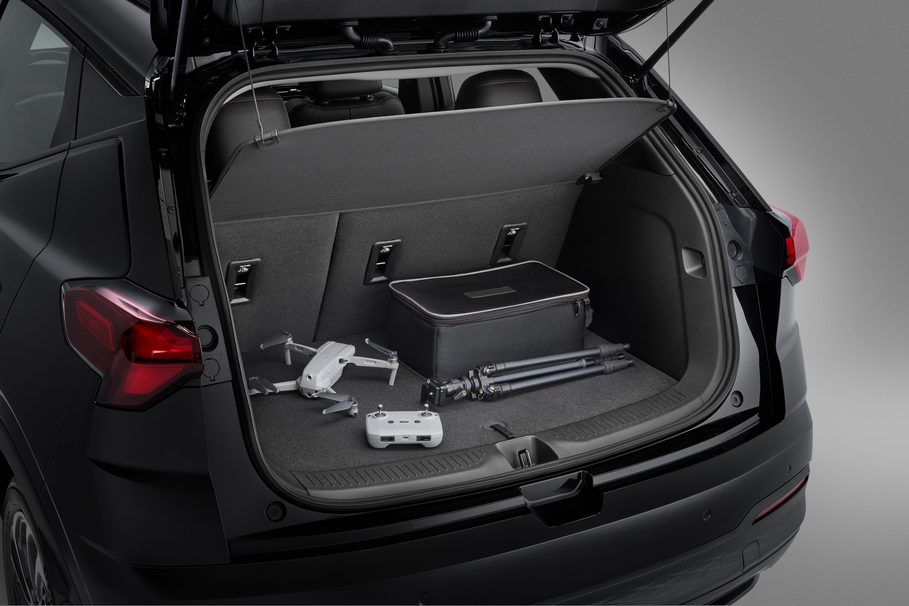 Шторка багажника для Chevrolet Bolt II, цвет чёрный Jet Black, GM — фото 1