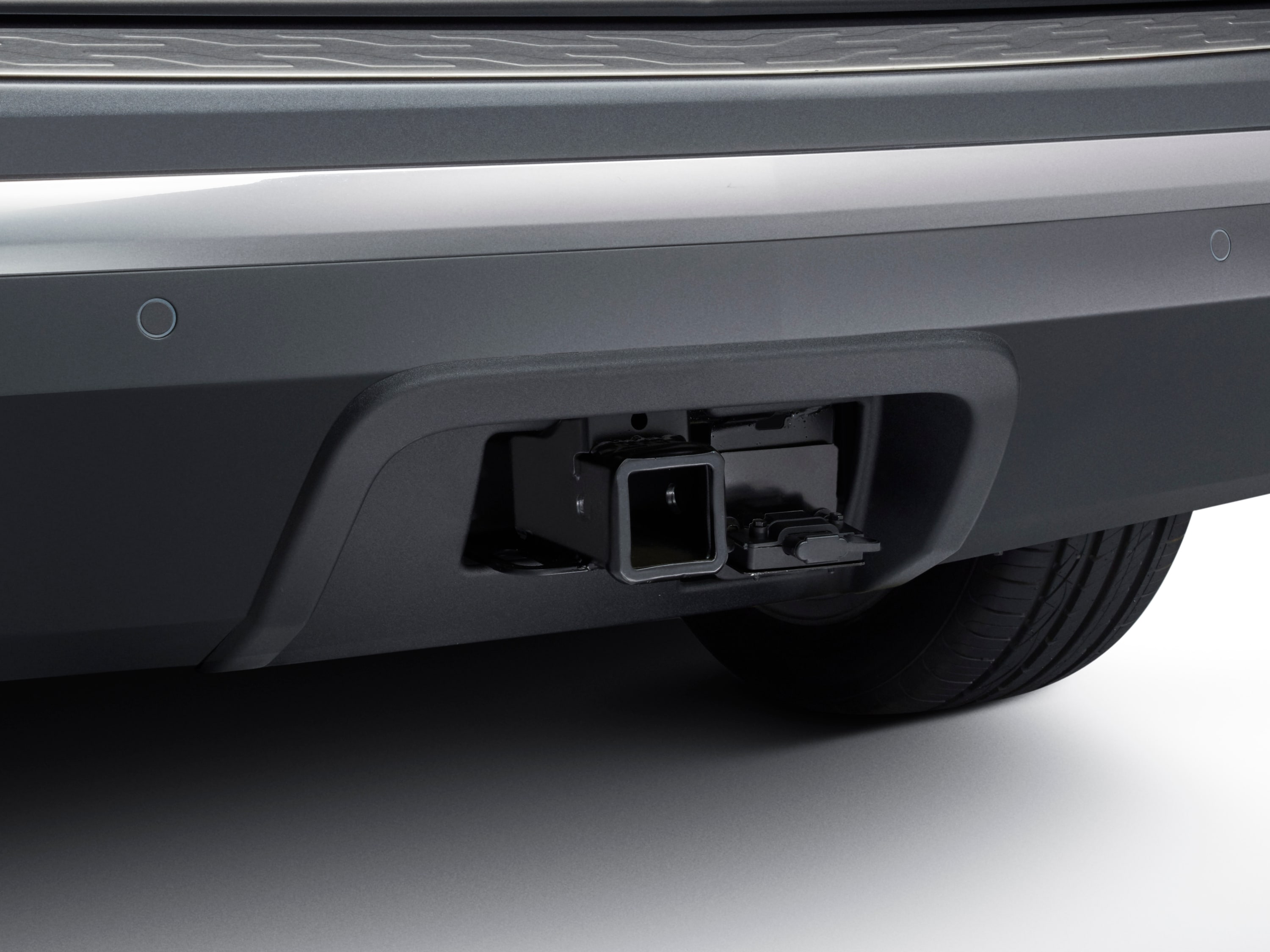 Окантовка проёма фаркопа для Chevrolet Equinox III, цвет чёрный, GM — фото 1
