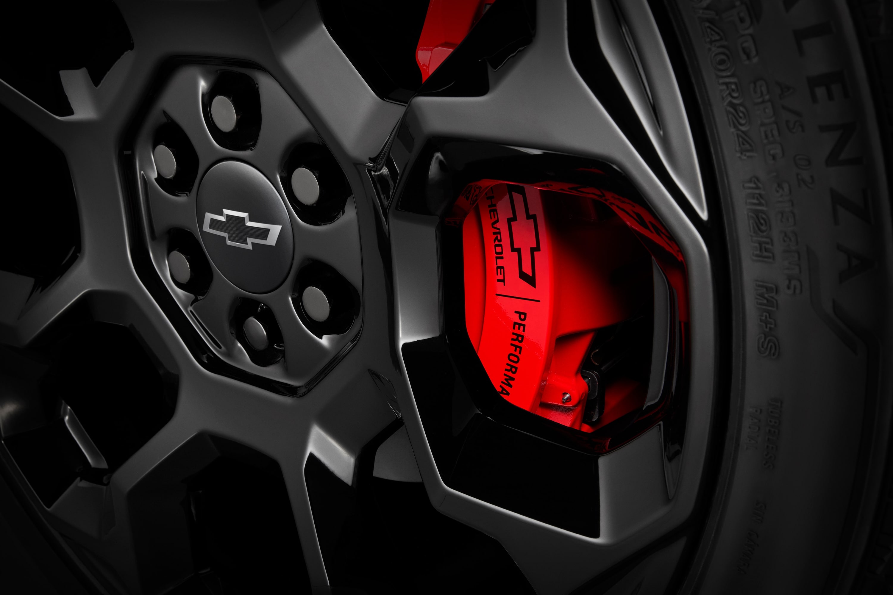 Передний шестипоршневой тормозной комплект Brembo, цвет красный, GM — фото 1
