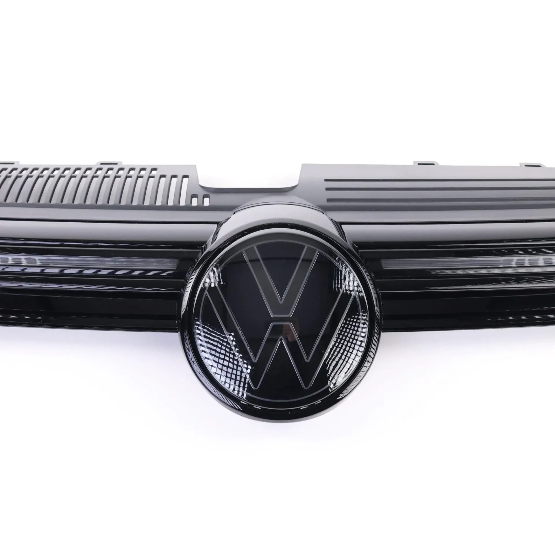 Черная решетка Black Edition с затемненной эмблемой VW с подсветкой Volkswagen Golf 8 R — фото 3