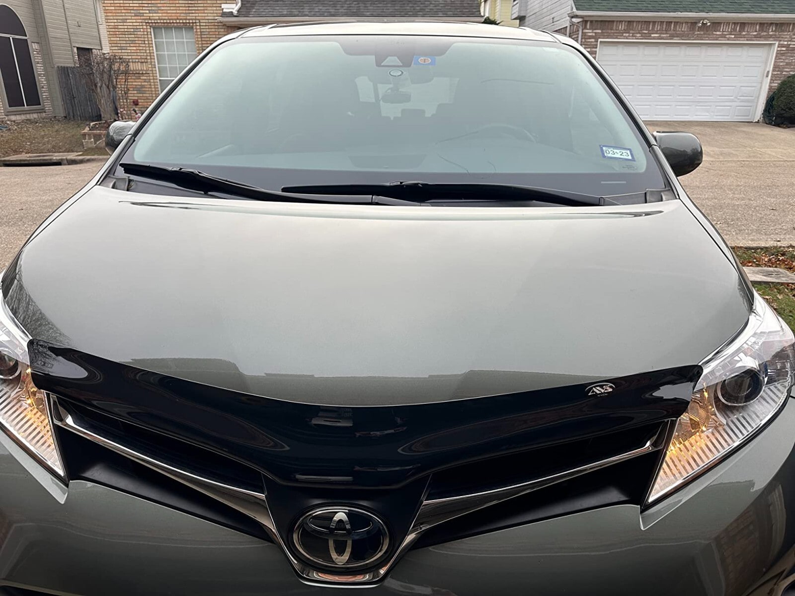 Дефлектор капота Hood Shield для Toyota Sienna (2011–2020), высокий профиль, тёмно-дымчатый Husky Liners — фото 3