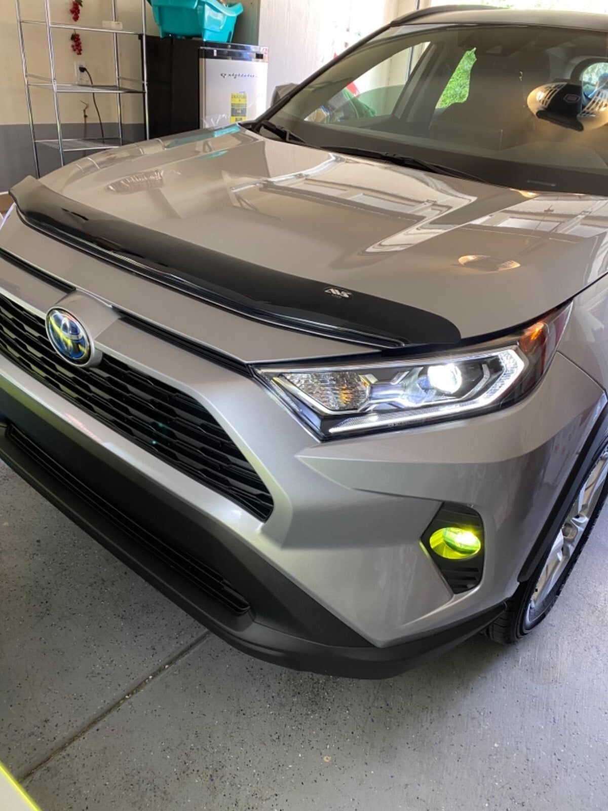 Дефлектор капота Hood Shield для Toyota RAV4 V, средний профиль, тёмно-дымчатый Husky Liners — фото 3