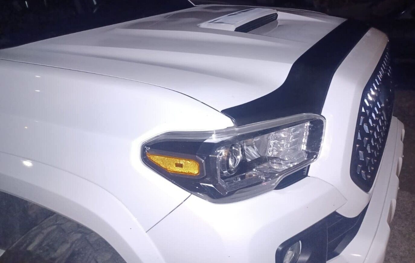 Дефлектор капота Aeroskin для Toyota Tacoma III, тёмно-дымчатый Husky Liners — фото 5