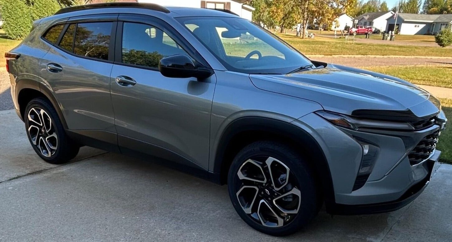 Дефлектор капота Aeroskin для Chevrolet Trax (2024–2026), тёмно-дымчатый Husky Liners — фото 5