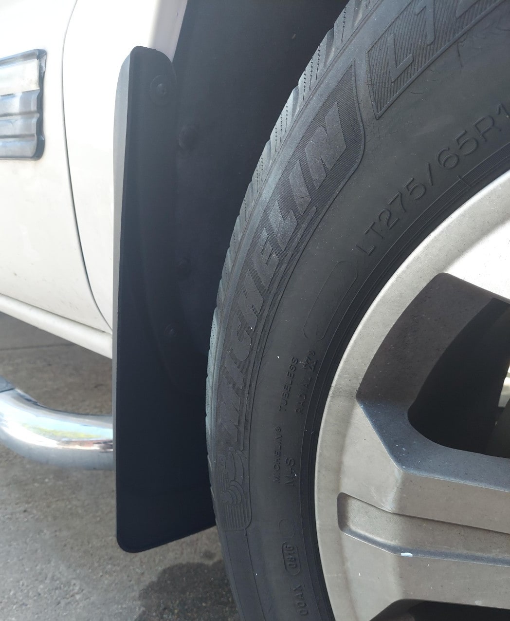 Брызговики передние Custom Molded для Chevrolet Silverado / Tahoe, GMC Sierra (1999–2006), текстурированные чёрные Husky Liners — фото 4
