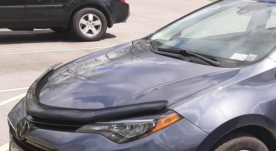 Дефлектор капота Hood Shield для Toyota Corolla (2014–2018), средний профиль, тёмно-дымчатый Husky Liners — фото 3