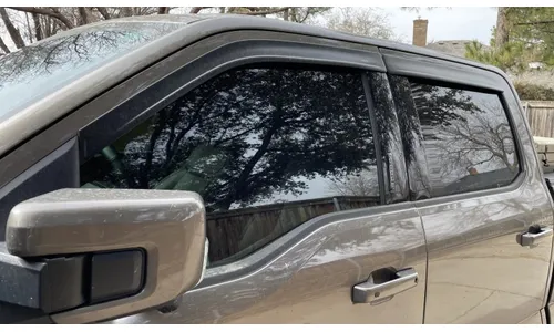 Дефлекторы боковых окон Low Profile Ventvisor для Ford F-150 F-250 Super Crew (2017–2025), матовые чёрные Husky Liners — фото 1