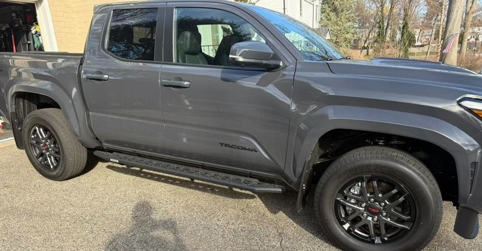 Брызговики передние и задние Custom Molded для Toyota Tacoma с расширителями арок (2024–2026), текстурированные чёрные Husky Liners — фото 3