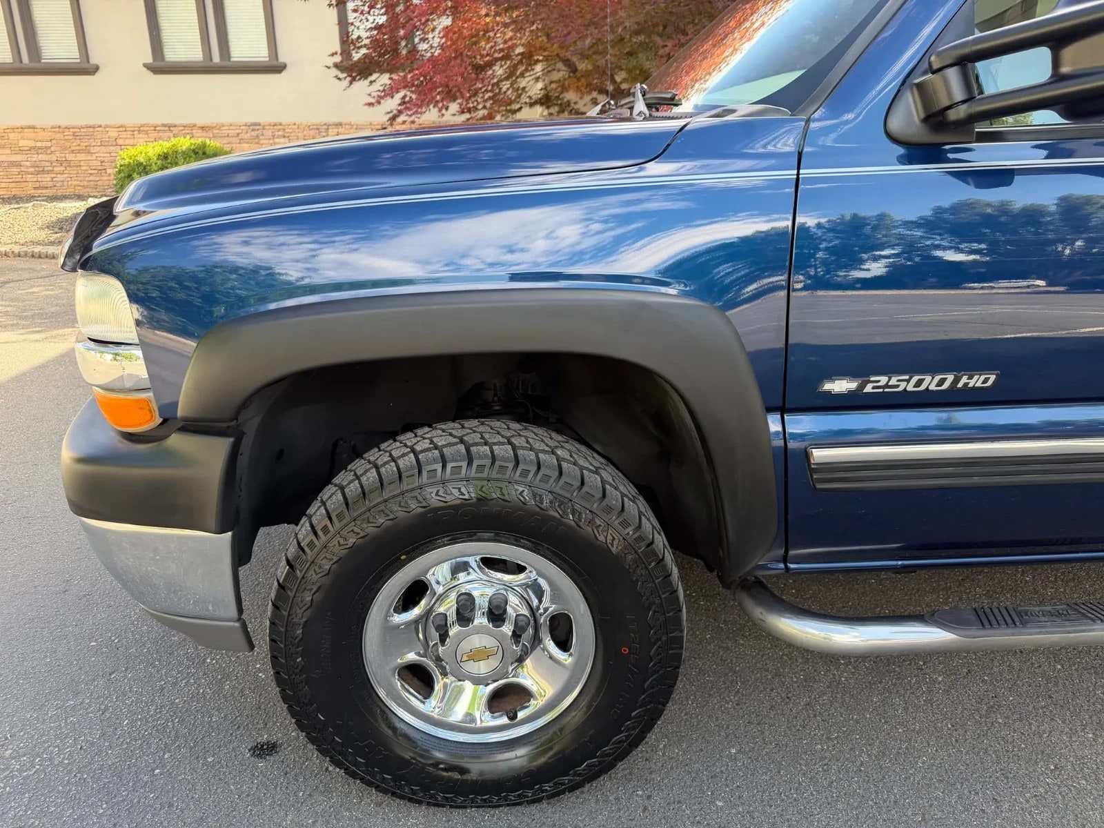 Дефлектор капота Hood Shield для Chevrolet Silverado 1500/2500 (1999–2002), Suburban (2000–2006), Tahoe, высокий профиль, тёмно-дымчатый Husky Liners — фото 4