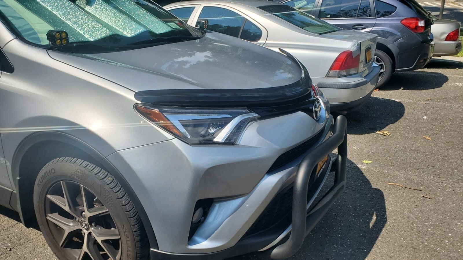 Дефлектор капота Hood Shield для Toyota RAV4 (2013–2018), средний профиль, тёмно-дымчатый Husky Liners — фото 4