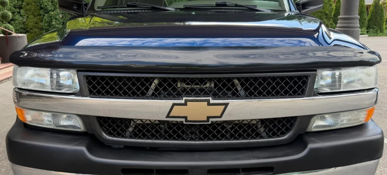 Дефлектор капота Hood Shield для Chevrolet Silverado 1500/2500 (1999–2002), Suburban (2000–2006), Tahoe, высокий профиль, тёмно-дымчатый Husky Liners — фото 3