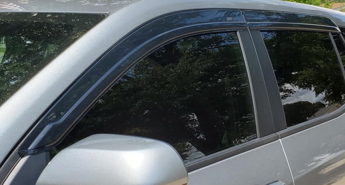Дефлекторы боковых окон Low Profile Ventvisor для Chevrolet Equinox (2025–2026), тёмно-дымчатые Husky Liners — фото 3