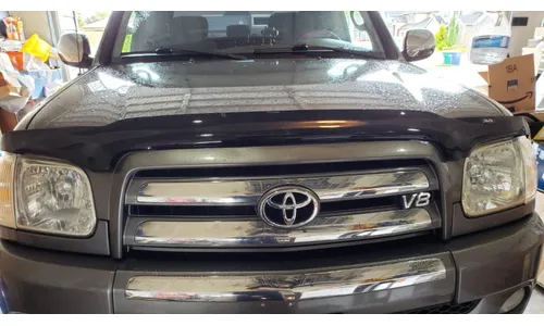 Дефлектор капота Hood Shield для Toyota Tundra (2000–2006), Sequoia (2001–2004), высокий профиль, тёмно-дымчатый Husky Liners — фото 1
