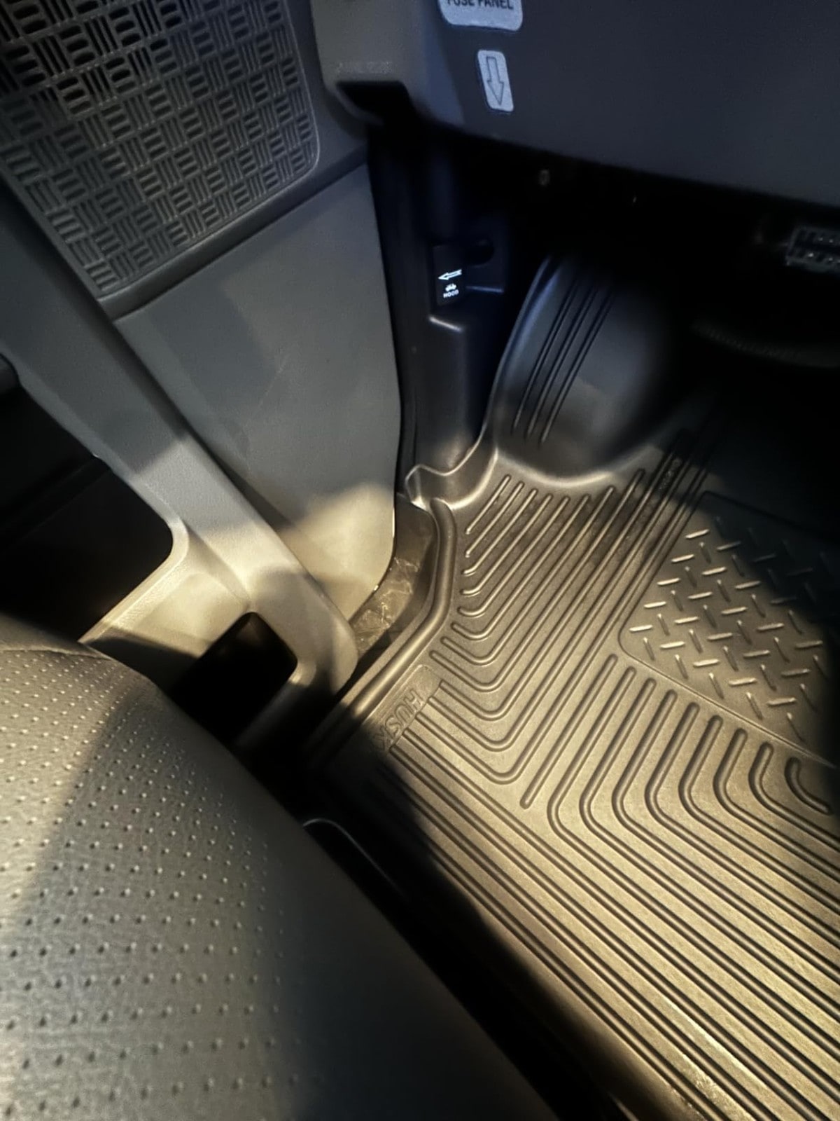 Передний цельный коврик WeatherBeater для Ford E-Series (2005–2026) Husky Liners — фото 4