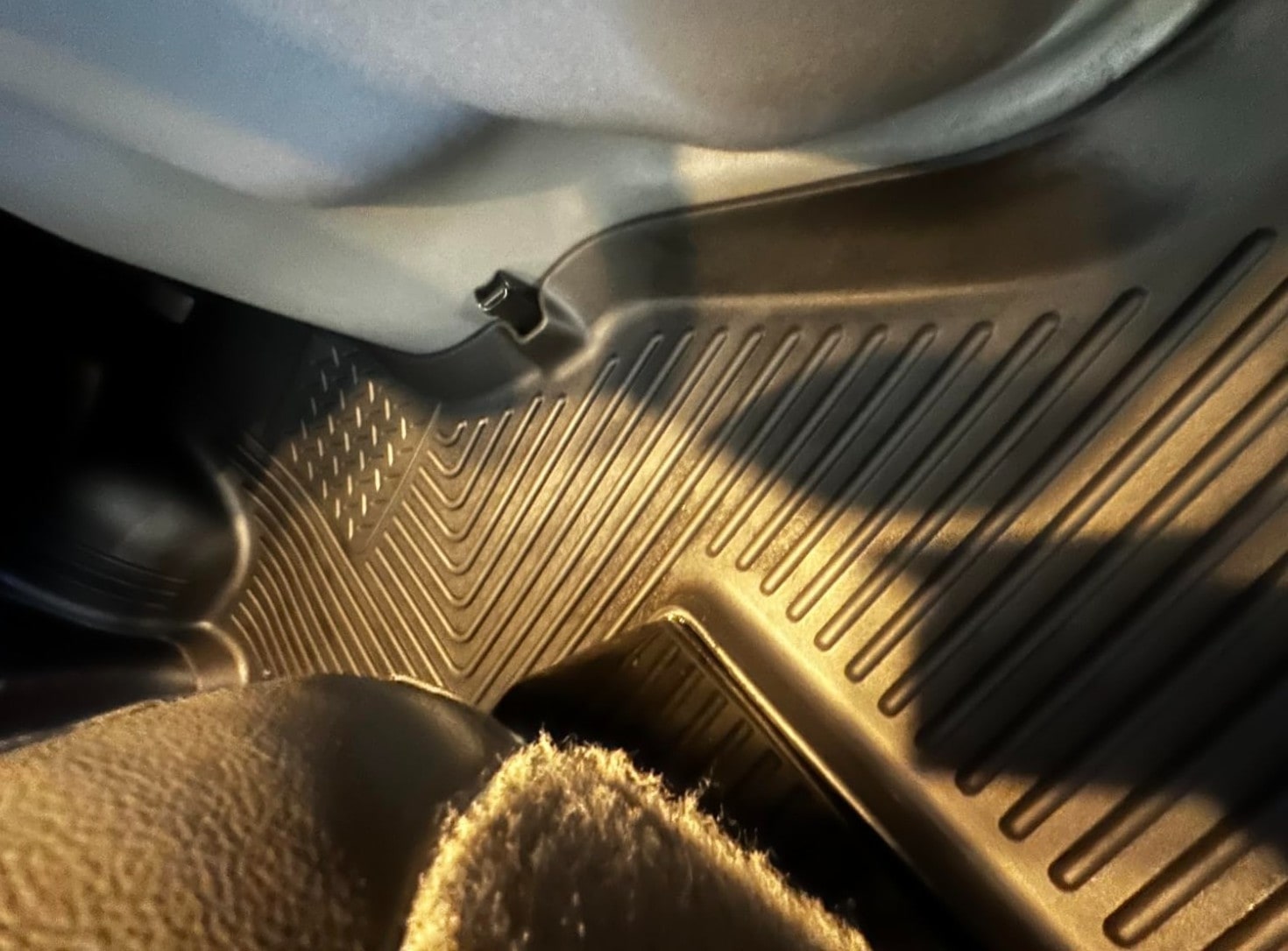 Передний цельный коврик WeatherBeater для Ford E-Series (2005–2026) Husky Liners — фото 3