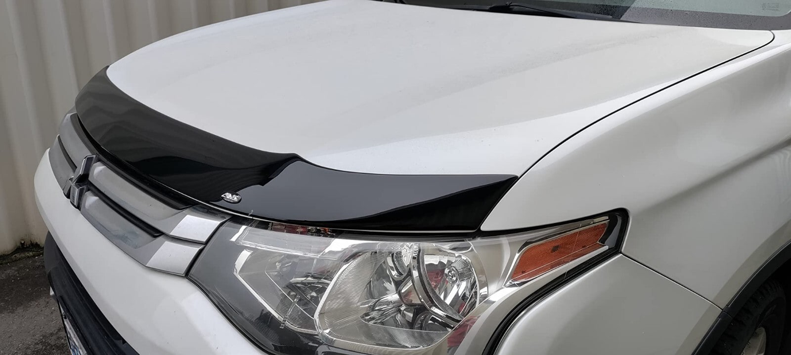 Дефлектор капота Aeroskin для Mitsubishi Outlander (2014–2020), тёмно-дымчатый Husky Liners — фото 3