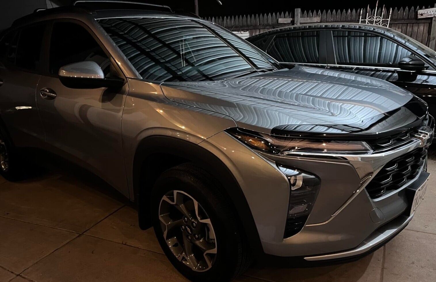 Дефлектор капота Aeroskin для Chevrolet Trax (2024–2026), тёмно-дымчатый Husky Liners — фото 4
