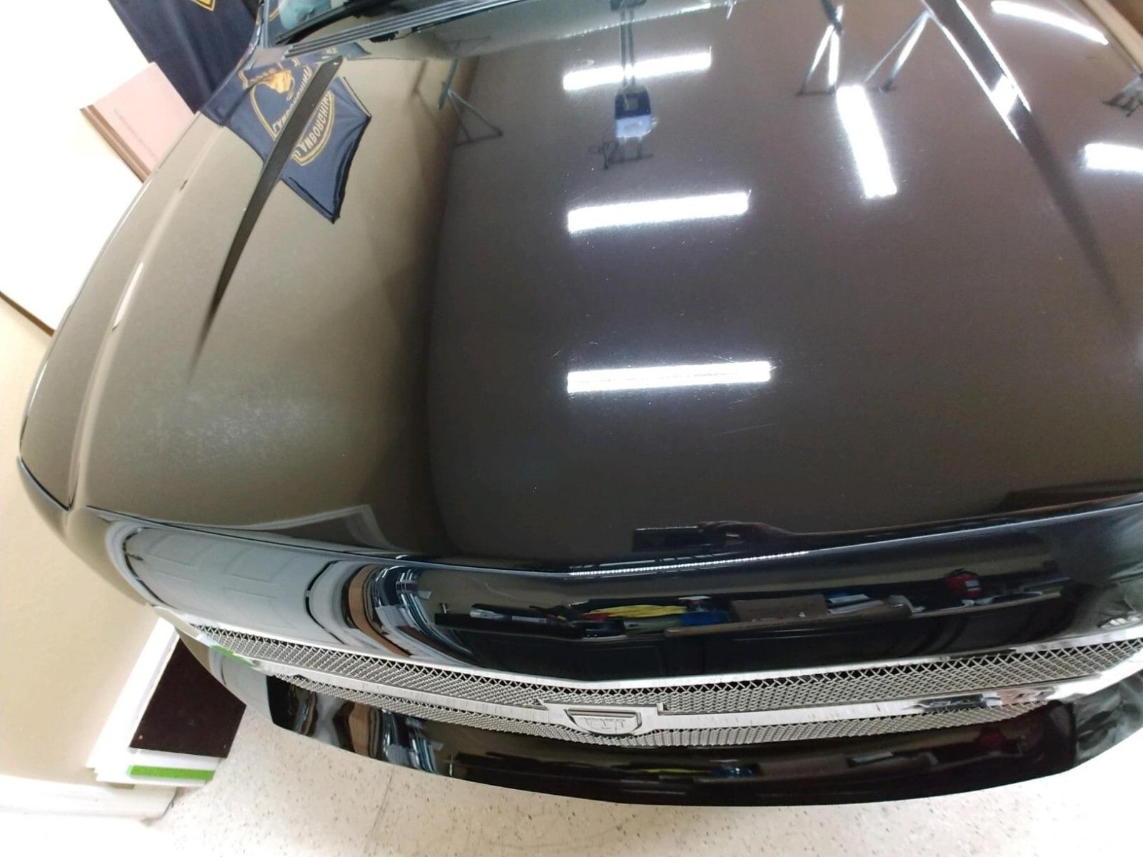 Дефлектор капота Aeroskin для Chevrolet Avalanche (2007–2013), Suburban (2007–2014), Tahoe, тёмно-дымчатый Husky Liners — фото 5