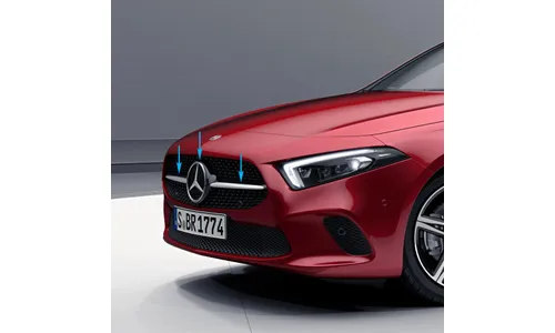 Черная глянцевая накладка Night Package решетки Mercedes-Benz A-Класс W177/V177 с камерой 360° — фото 1