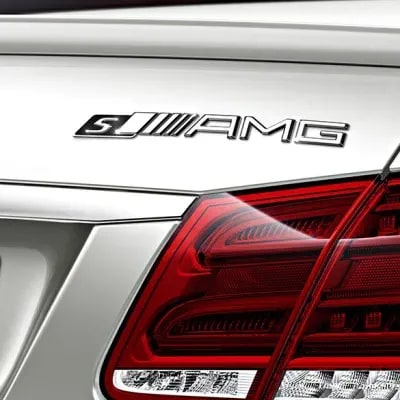 Шильдик S-model Mercedes-Benz E 63 AMG W212, хромированный на черном фоне — фото 1